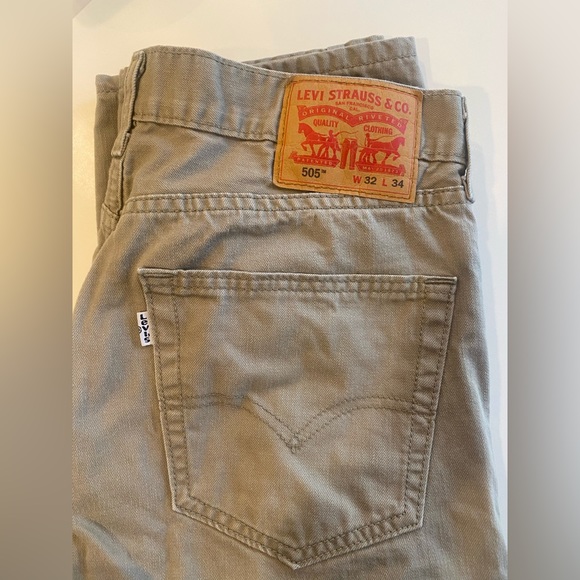 Men's khaki Levi jeans. Classic zip front, 505 style. Size 32 by 34. - Picture 4 of 6